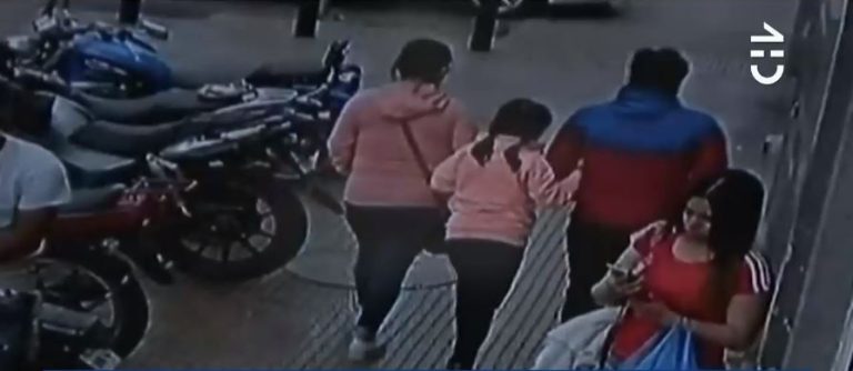 Imágenes de una cámara de seguridad muestran los últimos minutos de vida de mujer alcanzada por bala loca