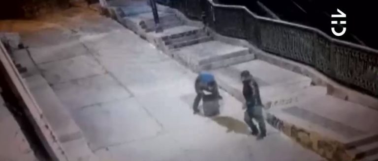 Ladrones fueron grabados escapando con pesada caja fuerte por los cerros de Valparaíso