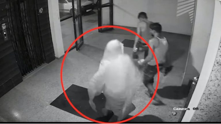 Delincuente se burló de todos y bailó frente a cámara de seguridad antes de escapar con millonario botín