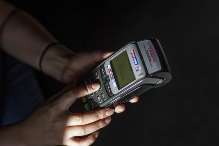 No va más Redcompra: Banco Santander puso fin a contrato con Transbank para operar tarjetas