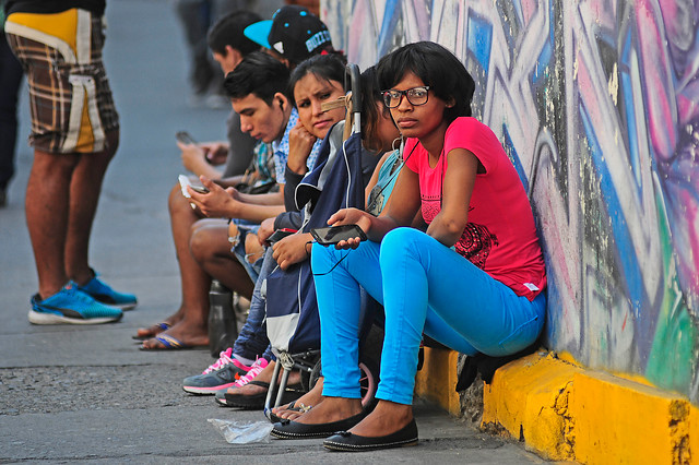 Nos consideran poco sociables: Encuesta da a conocer cuál es la opinión de los inmigrantes sobre los chilenos