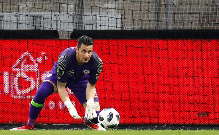 Y ahora ¿quién podrá defendernos? Gabriel Arias  se fracturó y es nueva baja en La Roja