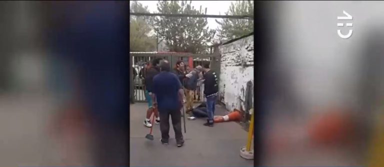 Dos sujetos golpearon a funcionarios y pacientes de Cesfam en Renca por demora en atención