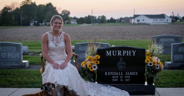 Mujer visitó la tumba de su prometido con el que se iba a casar vestida de novia