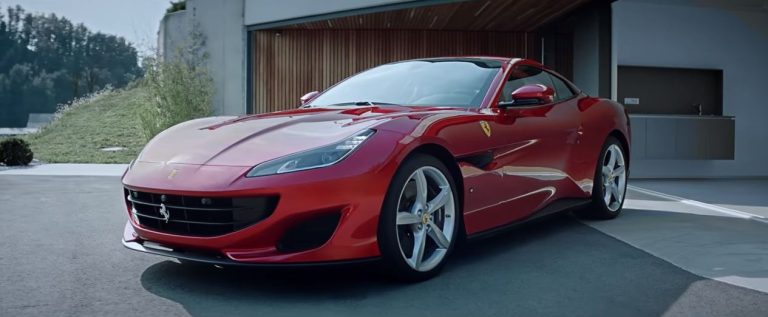 Apoderados se quejaron porque padre iba a dejar a su hija al colegio en un Ferrari