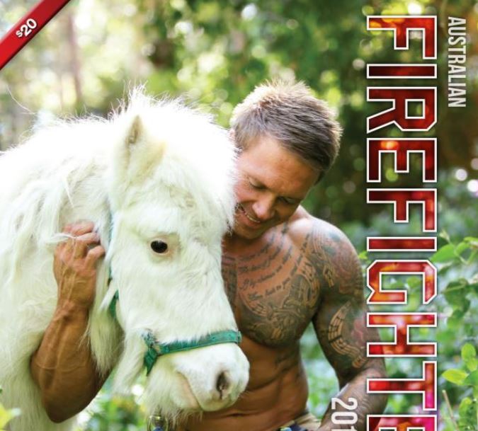 Ardiente y tierno calendario: Bomberos venden sus fotos posando con lindas mascotas para recaudar fondos