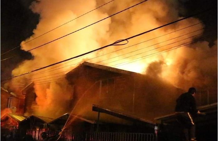 Fuego arrasó con varias viviendas en cerro Lo Cañas en Valparaíso
