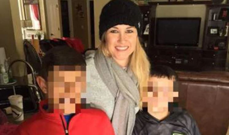 Involucró a sus hijos: Nuevo caso de abuso sexual de parte de profesora a un alumno estremece Estados Unidos