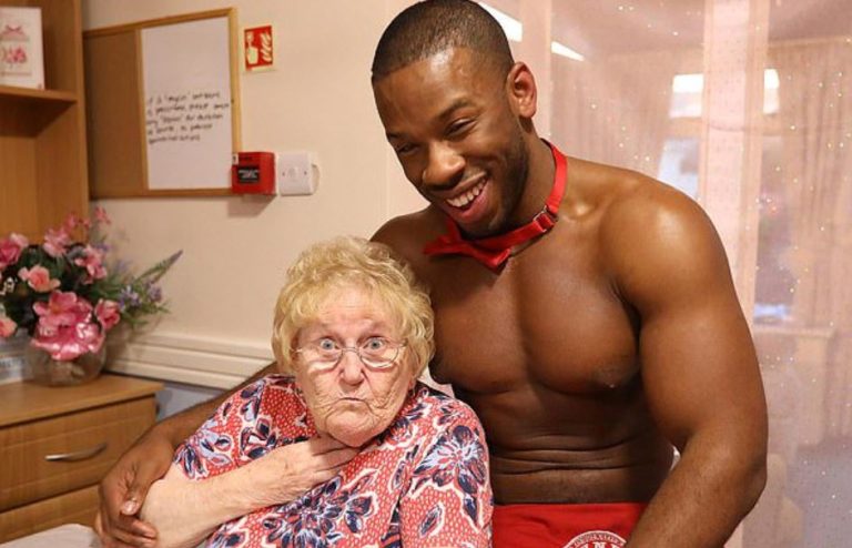 Comida caliente: Mujeres de la tercera edad contrataron sensual servicio de mayordomos para su cena