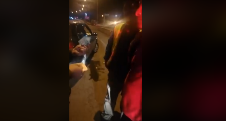 “¿Usted cree que yo me vendo por plata?”: Conductor ebrio trató de sobornar a carabineros con 100 dólares