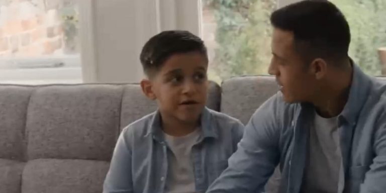 ¿Se viene la película? Niño igualito a Alexis Sánchez viajó a Manchester para conocer a su ídolo