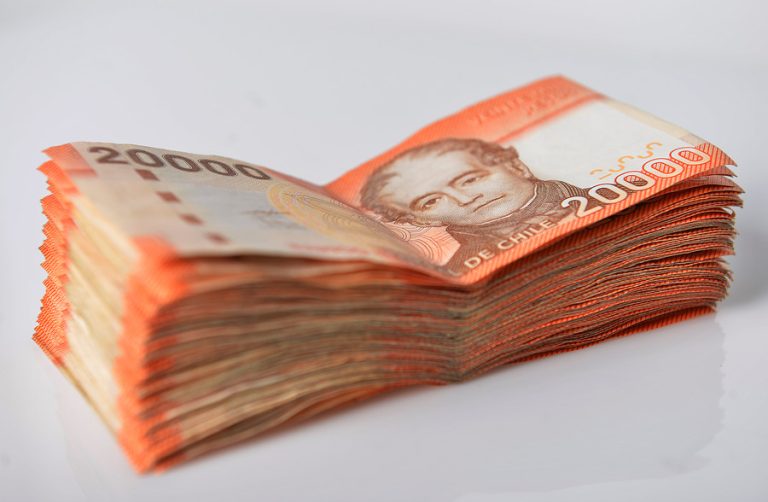 El insólito caso de una mujer que encontró maleta con $108 millones: La devolvió, pero ahora quiere el dinero