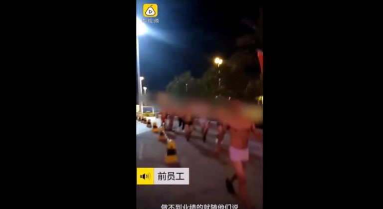 “Acepto el castigo”: Empleados de un gimnasio fueron obligados a correr desnudos por la calle tras bajas ventas