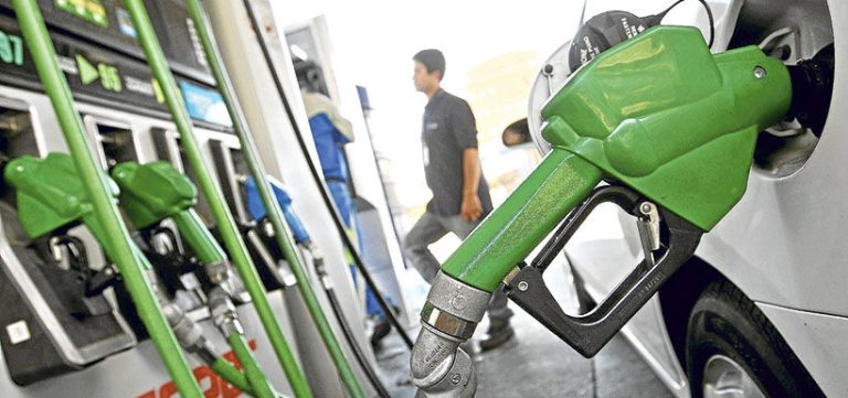 Bencinas registran su octava alza consecutiva y ya supera los $1.000 pesos en algunas comunas