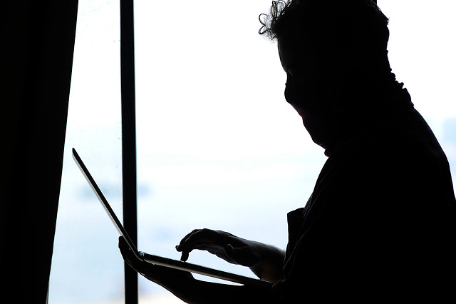 El peor ladrón del mundo: Se metió a robar y lo pillaron porque se quedó a mirar una película porno