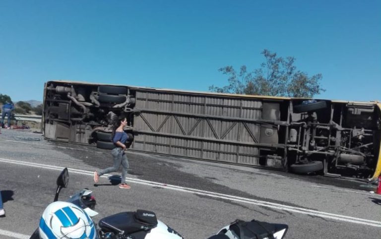 20 heridos, dos de ellos de gravedad: Violento volcamiento de un bus en la cuesta La Dormida