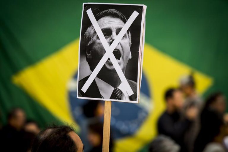 No hay buena onda con Bolsonaro: Encuesta dice que 61% de los chilenos tiene una imagen negativa del candidato