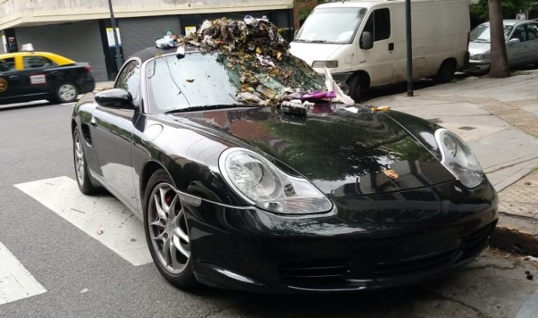 El conductor más odiado recibió su lección: Bloqueó la rampa de discapacitados y los vecinos le taparon el Porsche con basura