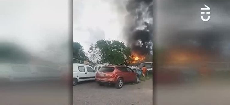 Emergencia en La Pintana por incendio que afectó a fábrica de muebles