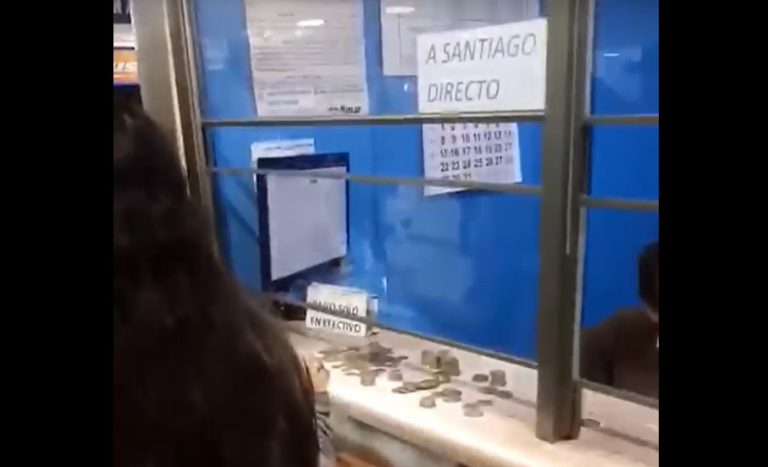 Gitano quiso pagar pasaje con puras monedas, empresa de bus no le aceptó el dinero y no lo dejó viajar