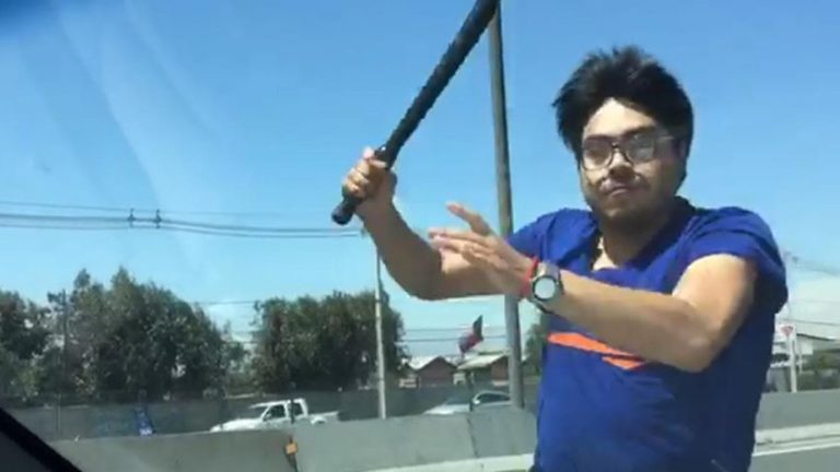 Se enojó porque no lo dejaron pasar: Chofer rompió ventanilla de auto con un bate en plena Autopista Central