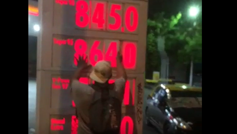 Aburridos de las alzas: Sujetos cambiaron los precios de los combustibles en letrero de bencinera de Santiago