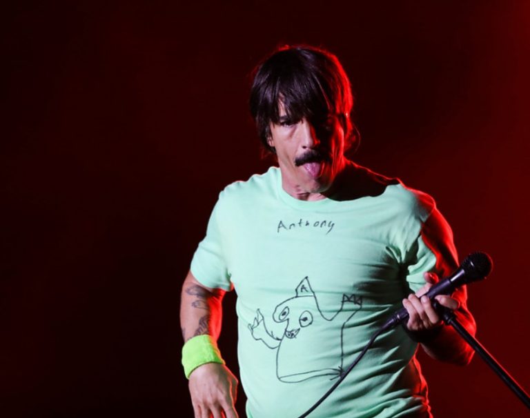 ¿Qué le habrá dicho? Expulsaron al vocalista de Red Hot Chili Peppers por insultar a un jugador de la NBA