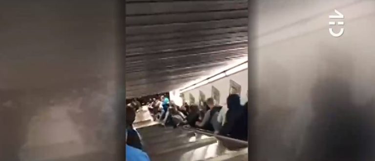Impactantes imágenes: Una ola humana cayó a gran velocidad por una escalera mecánica en Italia