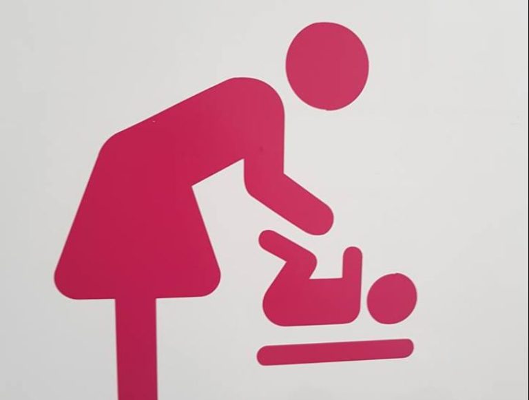 Mallplaza instalará mudadores en baños de hombres luego que reclamo de padre se volviera viral