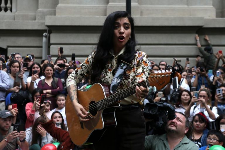 Así fue el sorpresivo concierto de Mon Laferte en el Parque Forestal