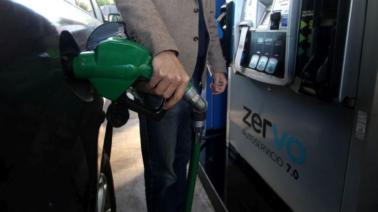 Tras ocho semanas de alzas consecutivas, anuncian esperada baja en el precio de las bencinas