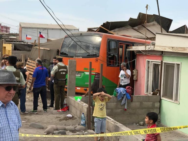 Al menos 11 lesionados luego de que micro se estrellara contra una casa en Arica