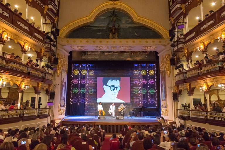 Literatura, feminismo y ciencias: Hay Festival, el evento intelectual que llega a Chile y no te puedes perder