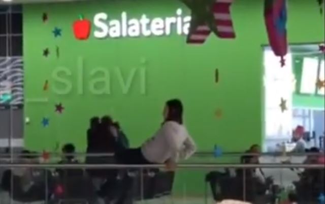 Todo por una selfie: Se subió a un pasamanos para tener una foto llamativa y cayó al vacío desde un tercer piso