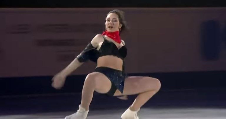 El sensual baile que le valió alcanzar el oro a una patinadora sobre hielo que quedó en ropa interior
