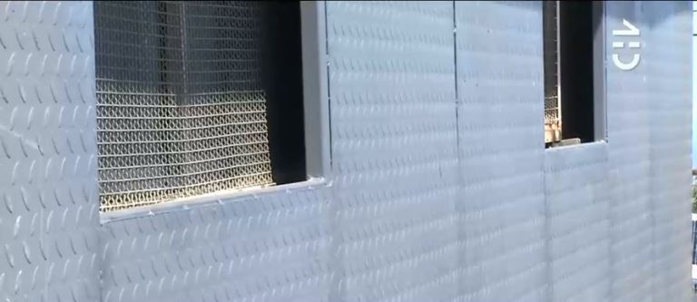 Bala loca: Blindan con planchas de acero a jardín infantil en Valparaíso para evitar tragedias