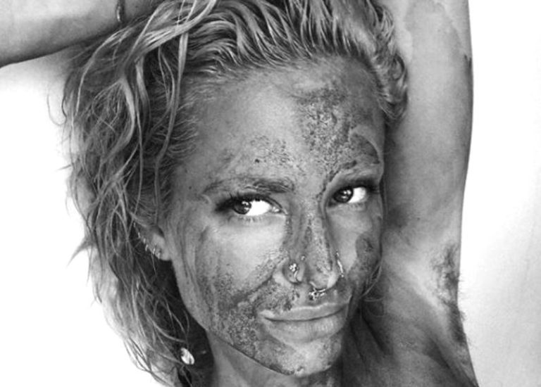 Mujer colocó fluido menstrual en su cara y cuerpo para promover la 