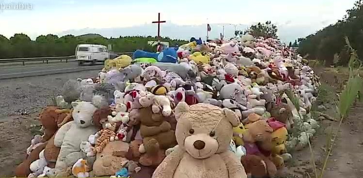 Animita de la “Niña hermosa” suma 5 mil peluches - Parte 2