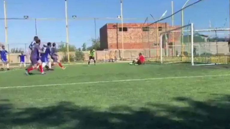 ¿Gol anotado por el árbitro es válido? El increíble tanto marcado en una liga amateur