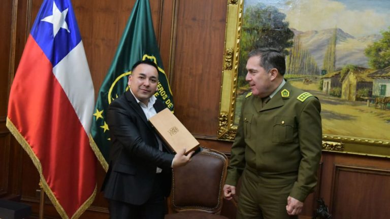 Un héroe: Hombre que auxilió a fallecido sargento que murió persiguiendo a motochorros fue homenajeado por Carabineros