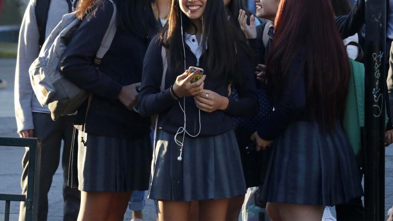 Medieval: Colegio busca prohibir que sus alumnas usen falda para 