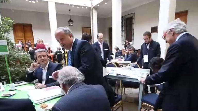 Alianza inédita: Académicos, sociedad civil y empresarios se coordinan para enfrentar la pobreza en Chile