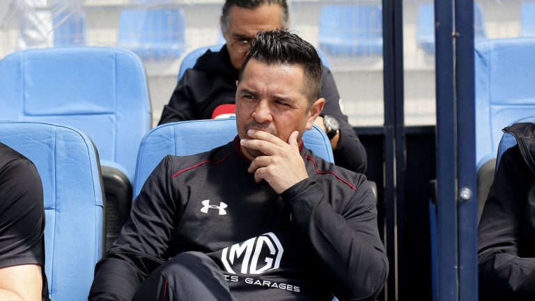 ¿Pende de un hilo? Blanco y Negro se reúne este jueves y podría definir futuro de Héctor Tapia