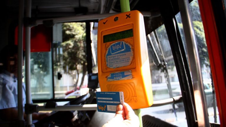 Un cuarto de los santiaguinos no está pagando la micro