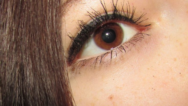 Advierten con fotos explícitas lo que pasa cuando no te sacas la máscara de pestañas durante años