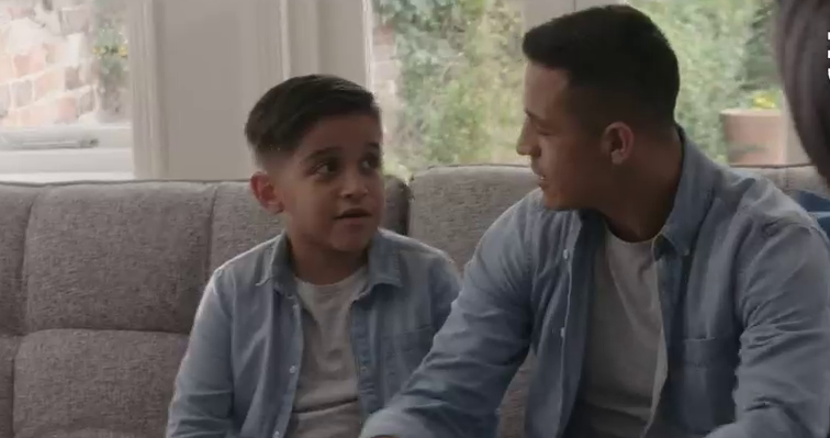 Niño idéntico a Sánchez grabó comercial junto al futbolista