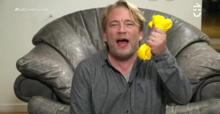 Sebastián Ferrer uso medias amarrillas en su niñez