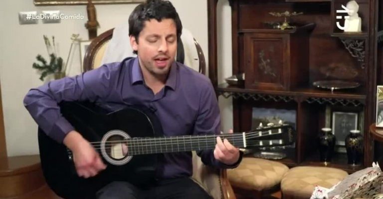 Andrés Alemparte sorprendió cantando como Ricardo Arjona en La Divina Comida