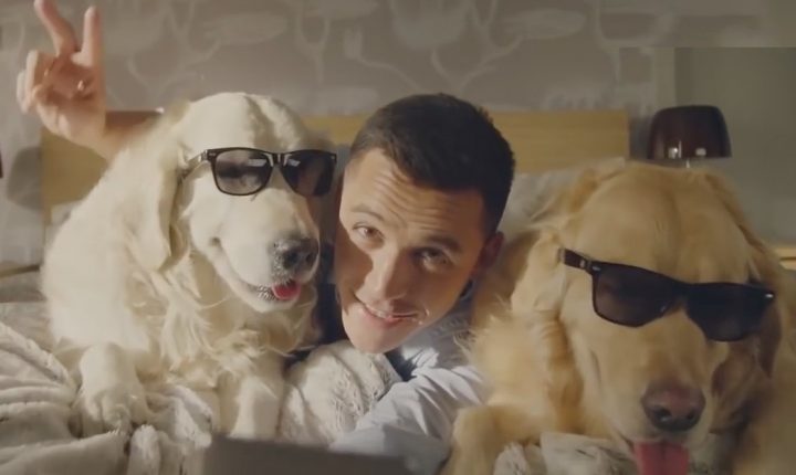 Todo un dog lover: Sorprenden a Alexis Sánchez dándolo todo por sus mascotas