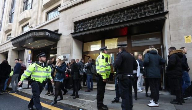 Policía británica llegó hasta la sede de Sony Music en Londres: Hubo apuñalamientos en su interior